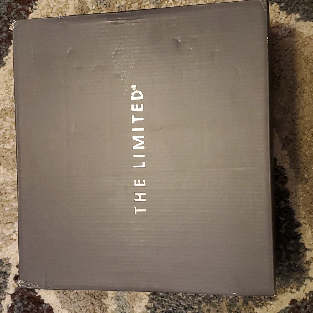 The Limited - Picture 6 of 8